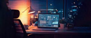ノートPCの画面にWordPressの管理ダッシュボードと、セキュリティ監視を示すアイコンやグラフが表示された、未来的で洗練されたデスク環境。